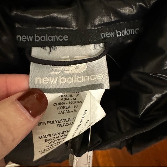 New Balance Women’s Black Windcheater Wind Breaker Jacket Running Biking NWT S - Picture 3 of 16